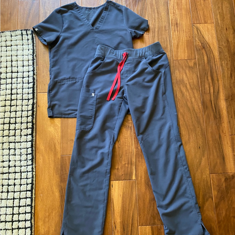 Figs charcoal/grey scrub set